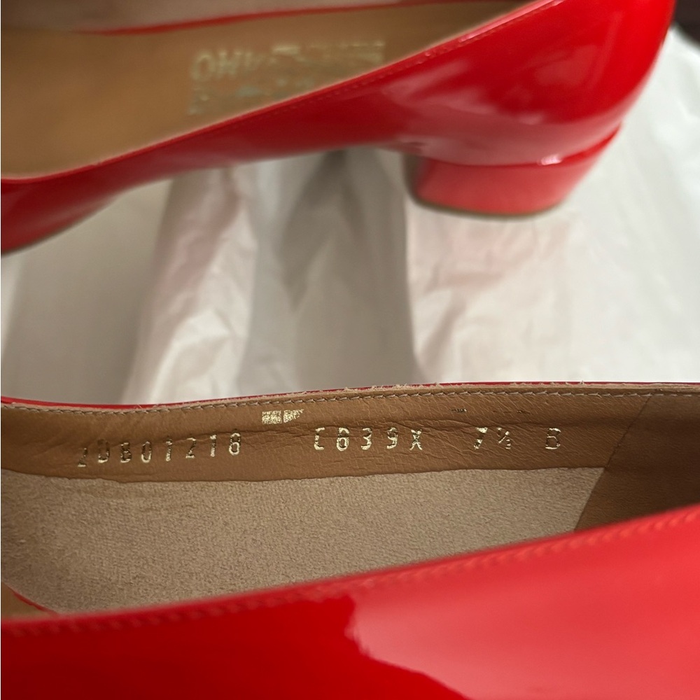 Salvatore Ferragamo Red Patent Vara Bow Flats with Gold Plaque - Picture 4 of 11
